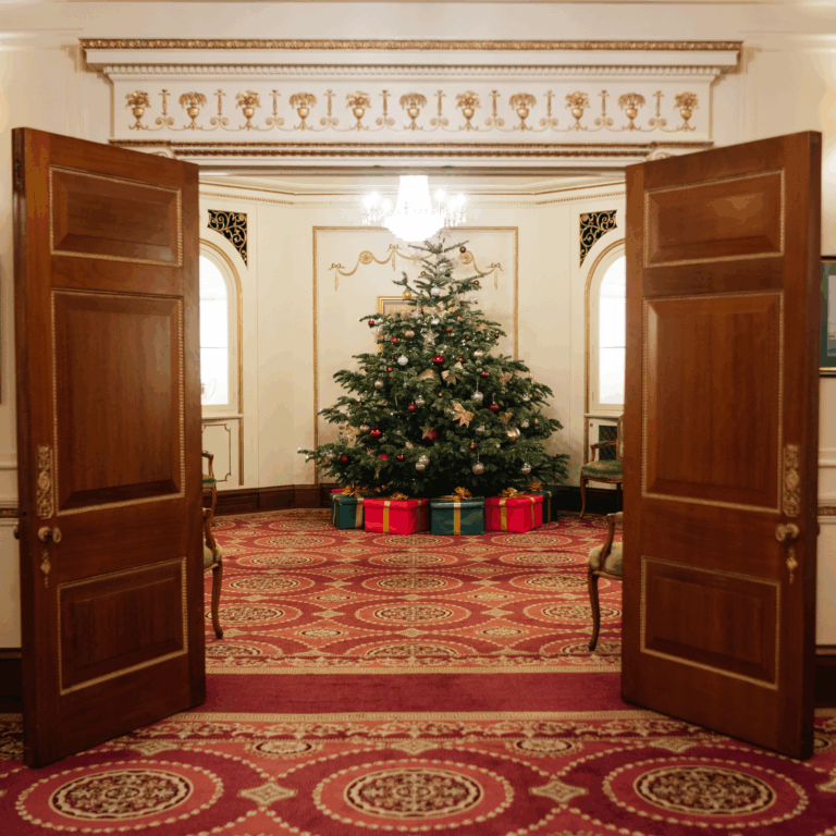 eve_30_unforgettable_christmas_party_ideas1